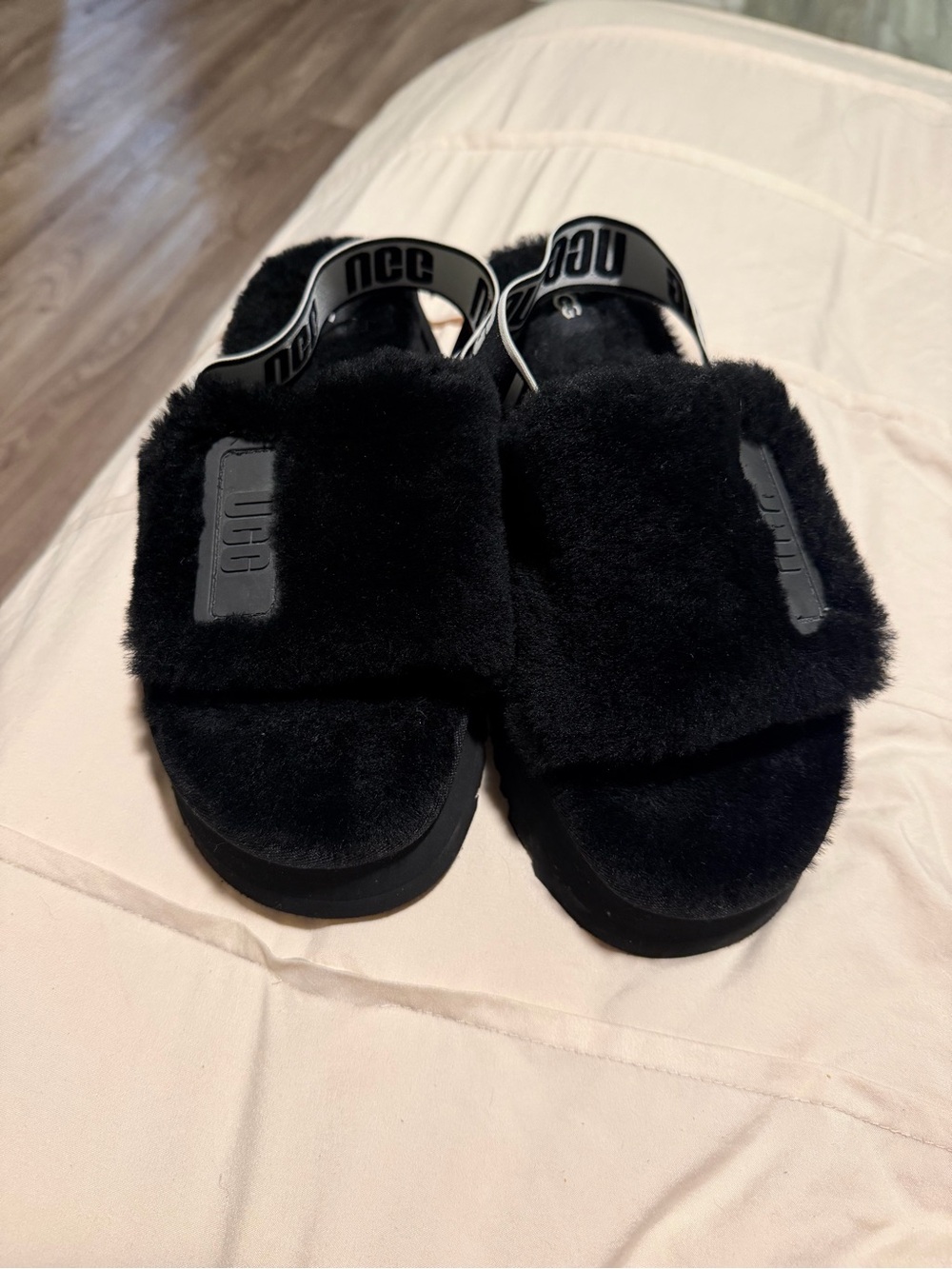 NWT UGG Black Fuzzy Logo Strap Slide Sandals